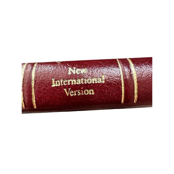 The Holy Bible New International Version Holman Premium Bonded Leather Bookmark - Picture 5 of 12